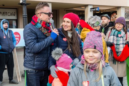 Prowadzący przedstawia Panie zaangażowane w zrobienie 28 metrowego szalika